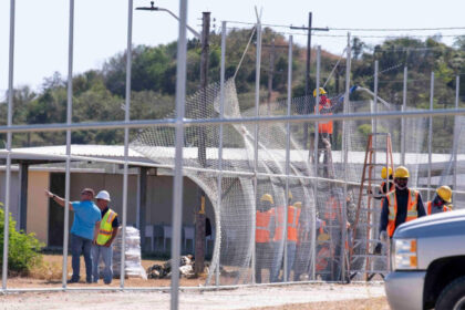 administratia trump vrea sa trimita 9 000 de migranti la guantanamo de saptamana aceasta printre ei sunt 100 de romani 68494e252beca