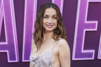 ana de armas flashes sideboob at ballerina screening in la but beau tom cruise is nowhere to be found 683fe32b449e8