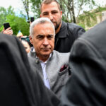 calin georgescu in fata instantei dupa ce a contestat masura controlului judiciar el a fost intampinat de zeci de sustinatori 684a843de4de6