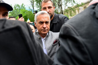 calin georgescu in fata instantei dupa ce a contestat masura controlului judiciar el a fost intampinat de zeci de sustinatori 684a843de4de6