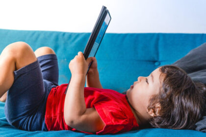 cat timp pot fi lasati copiii in fata ecranelor fara sa dezvolte probleme emotionale si de comportament studiu 6850ea5a16fad