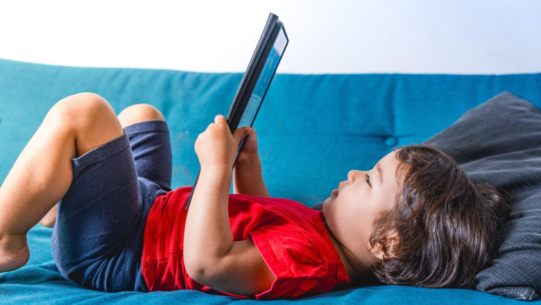 cat timp pot fi lasati copiii in fata ecranelor fara sa dezvolte probleme emotionale si de comportament studiu 6850ea5a16fad
