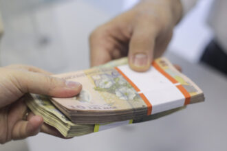 cinci functionari bancari sunt anchetati pentru ca ar fi ajutat o grupare sa obtina credite de 18 milioane de lei cu acte false 684b2b4a8e3ec