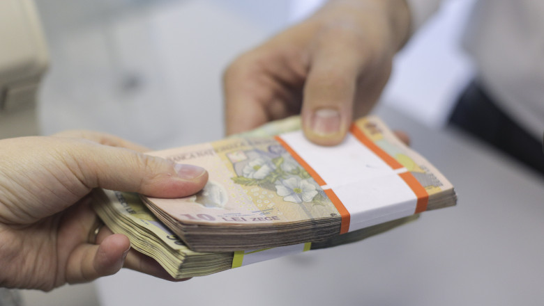 cinci functionari bancari sunt anchetati pentru ca ar fi ajutat o grupare sa obtina credite de 18 milioane de lei cu acte false 684b2b4a8e3ec