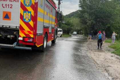 cod rosu de grindina in prahova si cod galben de inundatii in buzau si arges drumuri blocate si masini luate de ape 6846ee22daeea