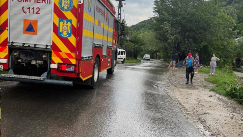 cod rosu de grindina in prahova si cod galben de inundatii in buzau si arges drumuri blocate si masini luate de ape 6846ee22daeea