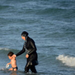 cod vestimentar strict pe plajele publice din siria burkini obligatoriu pentru femei si tricouri pentru barbati 68491d01ef7b8