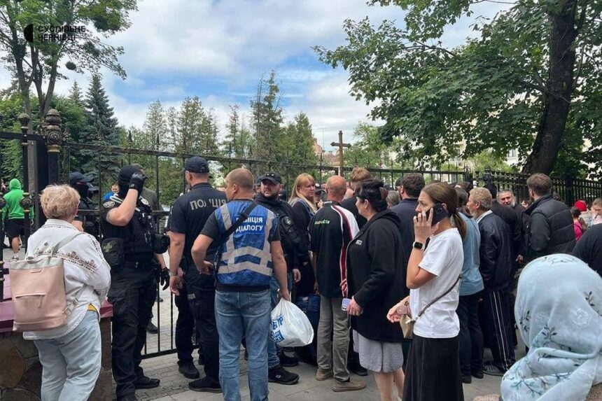 conflict la catedrala mitropolitana din cernauti unde sunt oficiate slujbe in limba romana mai multe persoane printre care si preoti au fost ranite video 6851fc2be5902