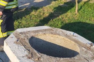 copil de trei ani care a cazut intr o fantana din golaiesti salvat de pompierii ieseni si transportat la spital 68530744e2f5b