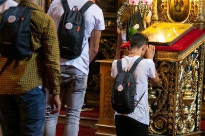 de ce nu mai vin tinerii la biserica explicatiile unui preot iesean si ale unui psiholog in lumea lor dumnezeu este a saptea roata la caruta 6852ad358a98b