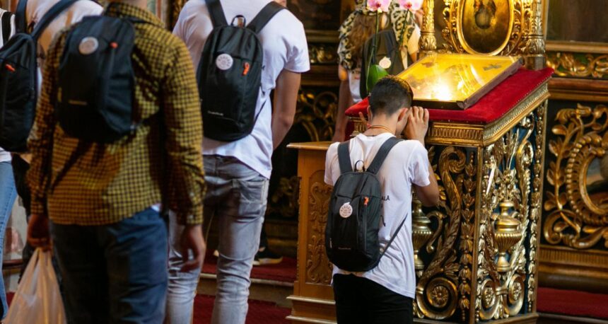 de ce nu mai vin tinerii la biserica explicatiile unui preot iesean si ale unui psiholog in lumea lor dumnezeu este a saptea roata la caruta 6852ad358a98b