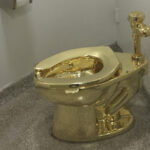 doi barbati au fost condamnati la inchisoare in marea britanie pentru furtul unei toalete de aur valoarea estimata a operei de arta 684d107186fd1