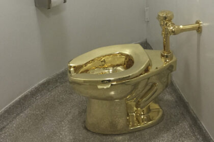 doi barbati au fost condamnati la inchisoare in marea britanie pentru furtul unei toalete de aur valoarea estimata a operei de arta 684d107186fd1