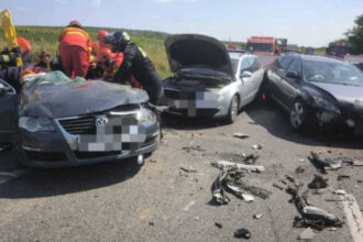 doi copii si doi adulti au fost transportati la spital dupa un accident pe dn 19 in care au fost implicate patru masini 68505b6debeba