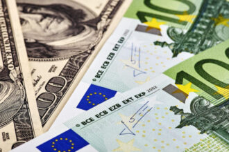 euro a ajuns la cel mai ridicat nivel fata de dolar din ultimii patru ani care este explicatia 684b17371b0aa