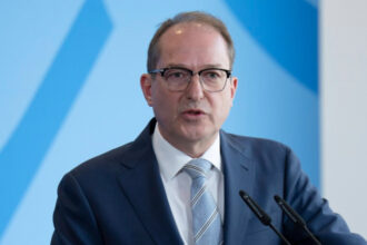 explozie a numarului extremistilor monitorizati de serviciile secrete din germania in 2024 a crescut cu 23 68482cb302f86