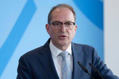 explozie a numarului extremistilor monitorizati de serviciile secrete din germania in 2024 a crescut cu 23 68482cb302f86