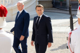 foto emmanuel macron i a oferit printului albert de monaco un munte subacvatic care ii va purta numele ce alte daruri a primit monarhul 68451a68d22a1