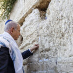 foto legatura dintre biblie si atacul israelului asupra iranului biletul pus de netanyahu la zidul plangerii in ierusalim 684d05c0189db