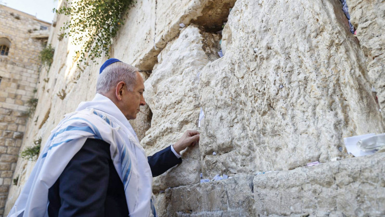 foto legatura dintre biblie si atacul israelului asupra iranului biletul pus de netanyahu la zidul plangerii in ierusalim 684d05c0189db