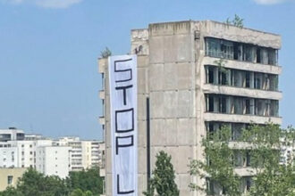 foto un banner cu mesajul stop lgbt afisat pe un bloc abandonat din titan asociatia mozaiq mesajele de ura se inmultesc 6842a53fdfec4