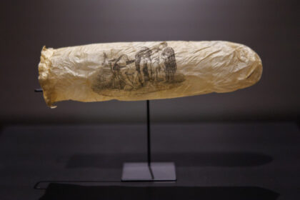 foto un prezervativ vechi de 200 de ani expus intr un muzeu din amsterdam banuim ca nu a fost folosit niciodata 683ff3f51d591