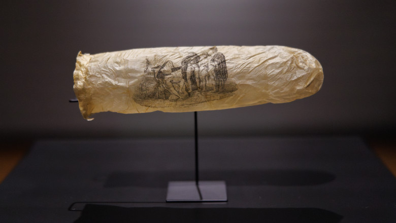 foto un prezervativ vechi de 200 de ani expus intr un muzeu din amsterdam banuim ca nu a fost folosit niciodata 683ff3f51d591