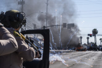 galerie foto donald trump trimite garda nationala la los angeles pentru a opri protestele guvernatorul de california critica decizia 68451a5b5258d