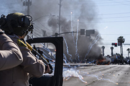 galerie foto donald trump trimite garda nationala la los angeles pentru a opri protestele guvernatorul de california critica decizia 68451a5b5258d