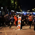 galerie foto doua persoane au murit iar peste 500 au fost arestate dupa sarbatoarea fanilor psg de la paris in urma victoriei din liga campionilor 683f19932a04c