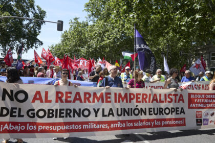 galerie foto protest cu mii de oameni la madrid impotriva reinarmarii europei jos armele sus pensiile critici fata de nato si guvernul sanchez 68446f669dca7