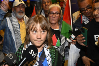 greta thunberg a fost torturata de israelieni cu cantece pentru copii inainte de a fi deportata in suedia 68496dcb993e2