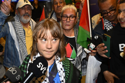 greta thunberg a fost torturata de israelieni cu cantece pentru copii inainte de a fi deportata in suedia 68496dcb993e2