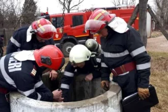 iasi copil de trei ani care a cazut intr o fantana salvat si transportat la spital 6853089428dc6