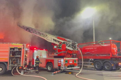 incendiu puternic la un complex de depozite in galati a fost emis mesaj ro alert 685080fb517cb
