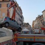 incident ciudat la roma un batran de 80 de ani a ramas blocat cu masina pe celebrele trepte spaniole 6851bf0f5a340