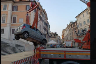 incident ciudat la roma un batran de 80 de ani a ramas blocat cu masina pe celebrele trepte spaniole 6851bf0f5a340