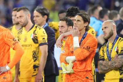 inter milano a fost asteptata la aeroport la intoarcere de un singur fan sunt singurul idiot dar tipii astia merita totusi aplauze 68417b1a71caf