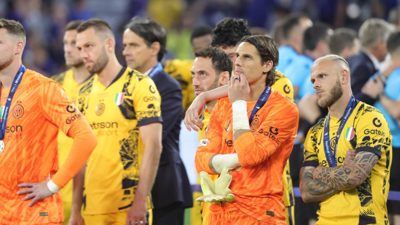 inter milano a fost asteptata la aeroport la intoarcere de un singur fan sunt singurul idiot dar tipii astia merita totusi aplauze 68417b1a71caf