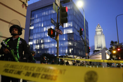 la los angeles a fost instituita starea de urgenta pe timp de noapte politia a inceput sa faca arestari in masa 684920809c208