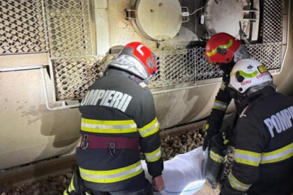 locomotiva si doua vagoane ale unui tren plin cu benzina au deraiat se scurge combustibil dintr unul dintre vagoane 6843c7e4a1991