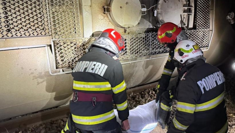 locomotiva si doua vagoane ale unui tren plin cu benzina au deraiat se scurge combustibil dintr unul dintre vagoane 6843c7e4a1991