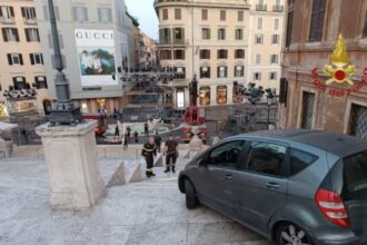 man 80 gets stuck trying to drive down the spanish steps in rome 685197df86024