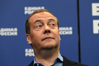 medvedev intervine in razboiul dintre trump si musk si se ofera sa medieze conflicul mesajul sarcastic al fostului presedinte rus 6842db1b806ba