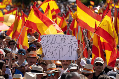 noi proteste in spania impotriva premierului pedro sanchez acuzat de coruptie zeci de mii de oameni in strada 68459a48ccf48