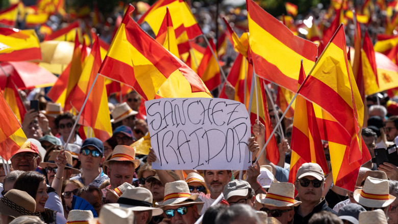 noi proteste in spania impotriva premierului pedro sanchez acuzat de coruptie zeci de mii de oameni in strada 68459a48ccf48