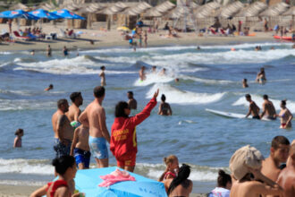 o fata de 21 de ani a fost salvata de la inec de un adolescent la costinesti baiatul a fost recompensat de firma unde lucreaza 684881400636c