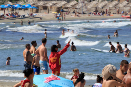 o fata de 21 de ani a fost salvata de la inec de un adolescent la costinesti baiatul a fost recompensat de firma unde lucreaza 684881400636c