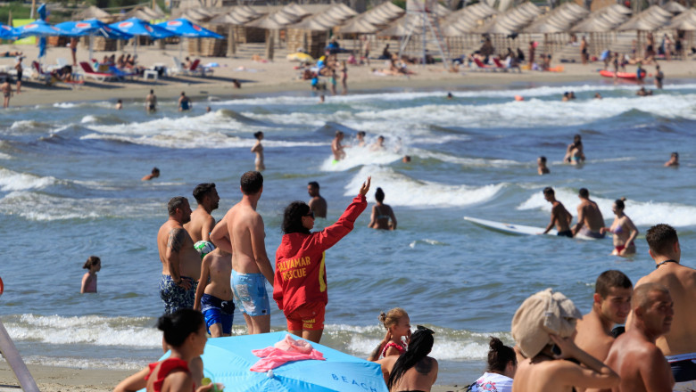o fata de 21 de ani a fost salvata de la inec de un adolescent la costinesti baiatul a fost recompensat de firma unde lucreaza 684881400636c