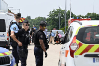 o supraveghetoare scolara a fost ucisa de un elev la un colegiu din franta macron denunta un val de violenta fara sens 684836602033b